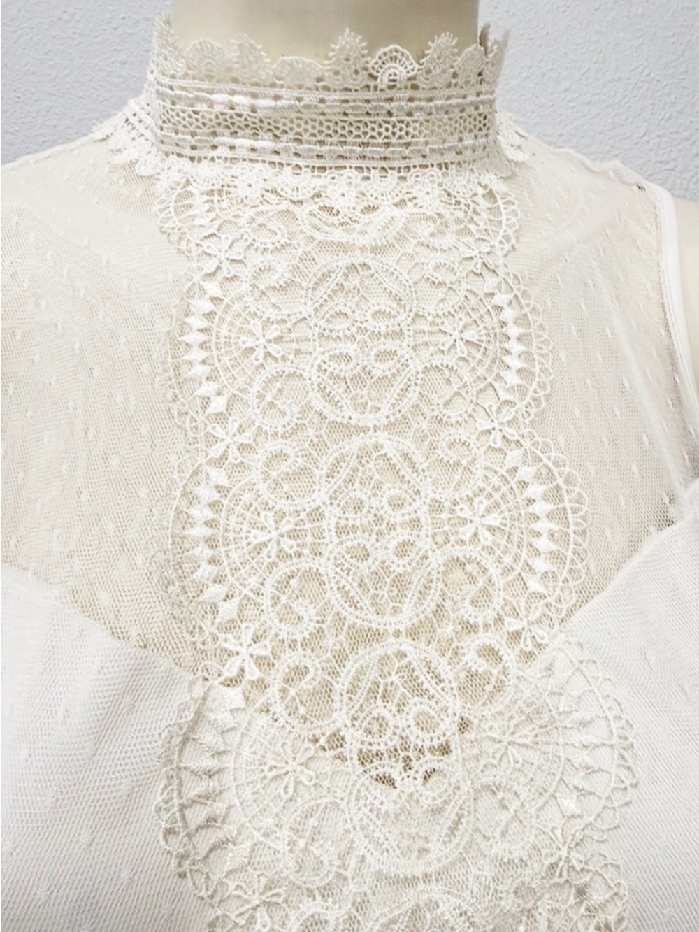 Express Lace Mock Neck Sleeveless Blouse White Size Small - Picture 2 of 7